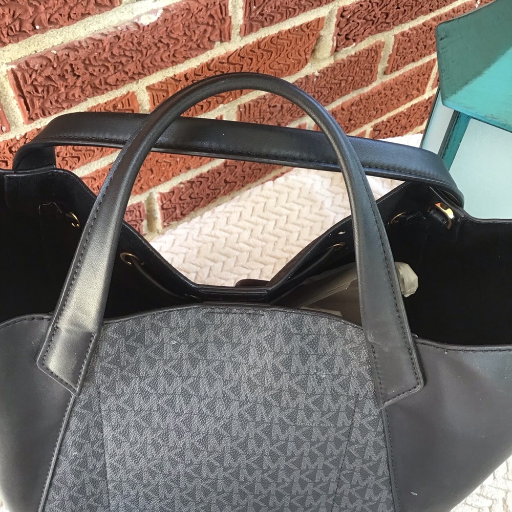 Michael Kors phoebe Lrg logo bucket bag drawstring - Picture 4 of 13